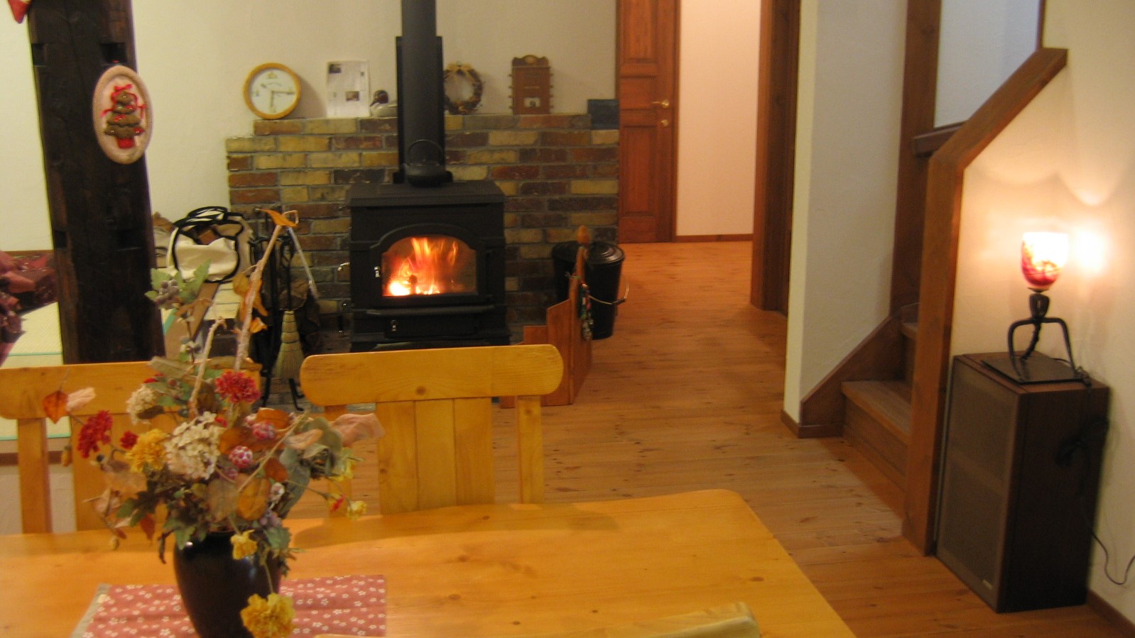 ウッディな館内でごゆっくりおくつろぎください