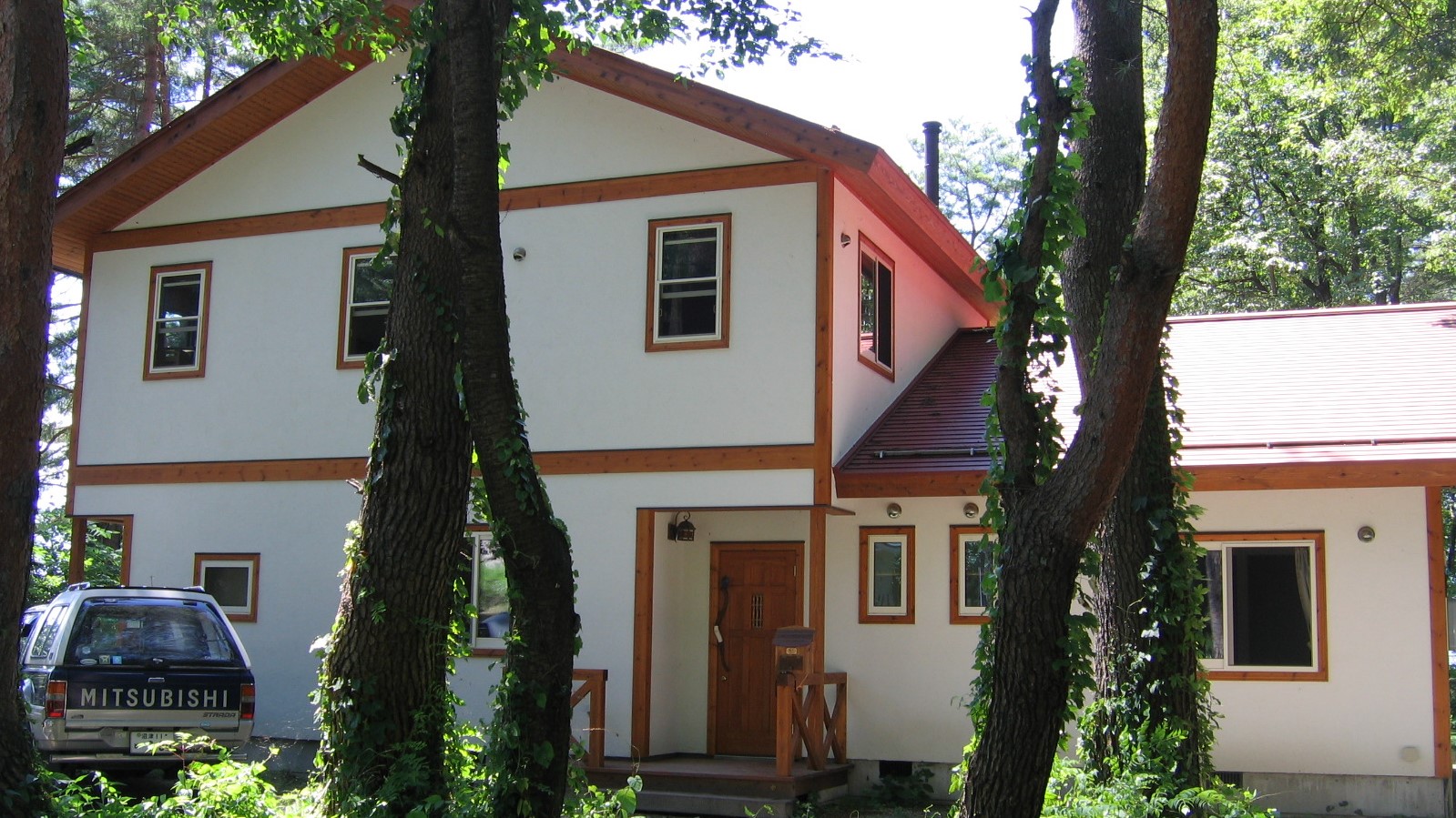 「森のみち草」は、木々に囲まれた静かな森に佇んでいます