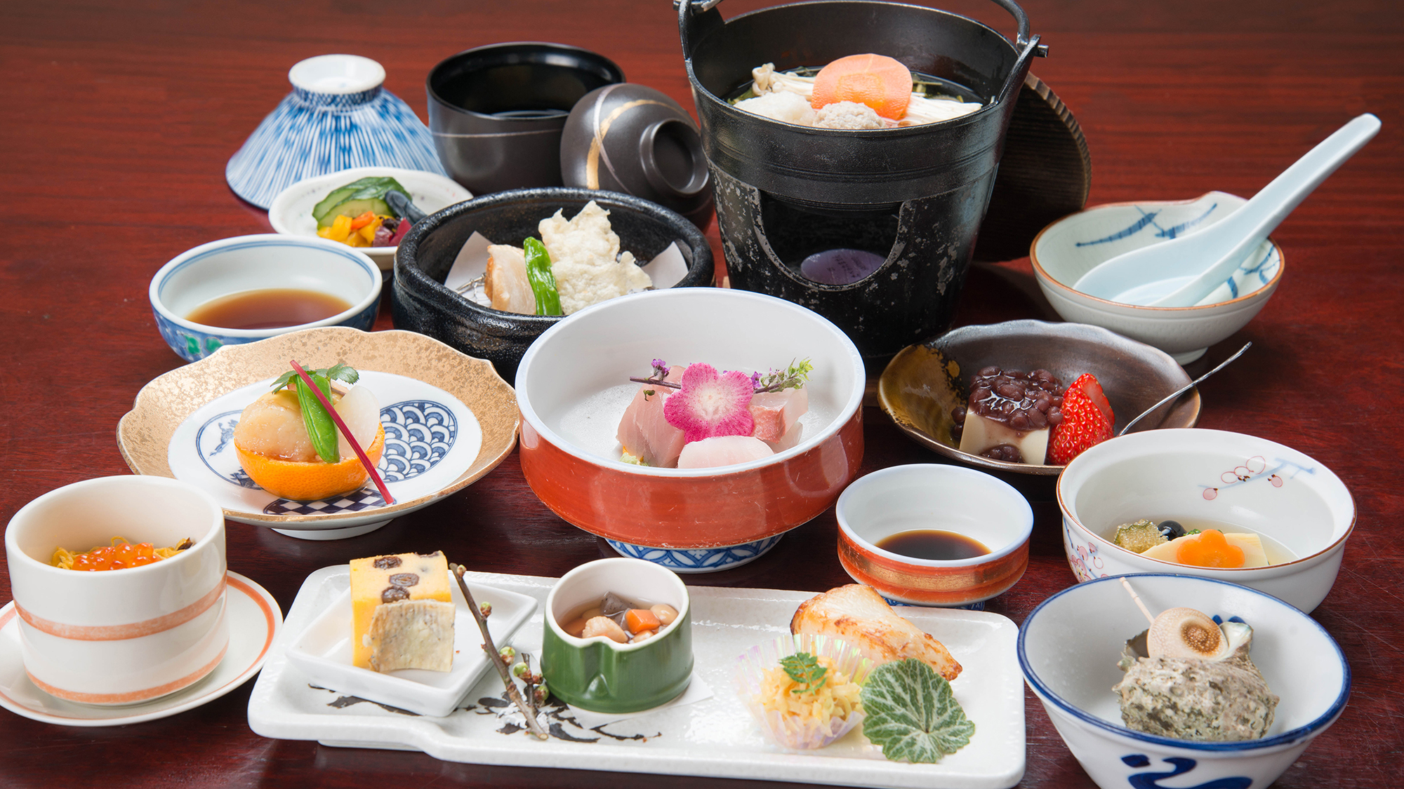 *【夕食一例（梅コース）】当館のスタンダード会席です。相模湾の幸をふんだんに使った海鮮会席です。