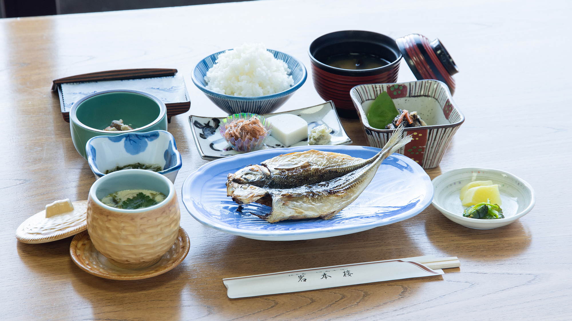 *【朝食一例】11月より、朝食メニューとして新たに【江の島名物：しらす】と【蒲鉾】を追加しました。