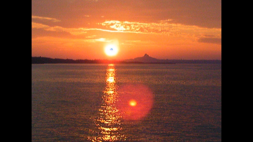 ペンション裏手のビーチからの夕日