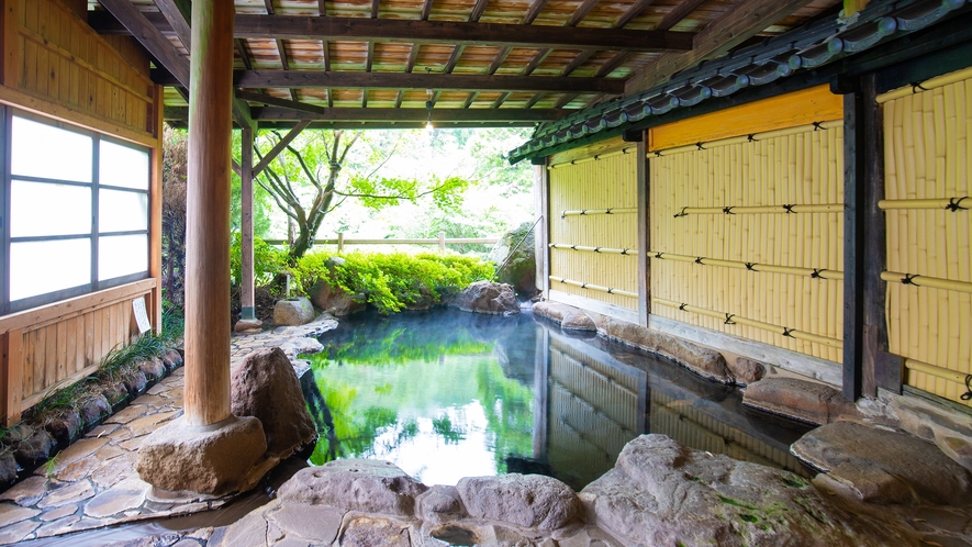 温泉：露天風呂(男性)／全て源泉掛け流しの贅沢な温泉です