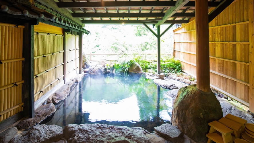 温泉：露天風呂(女性)／保温効果が高く、お肌を引きしめる効果があります