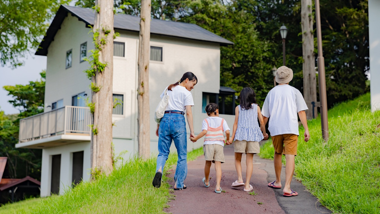 *【マウンテンコテージ】カラフルな建物が並んでいて、お部屋に向かうだけでも楽しいですよ♪