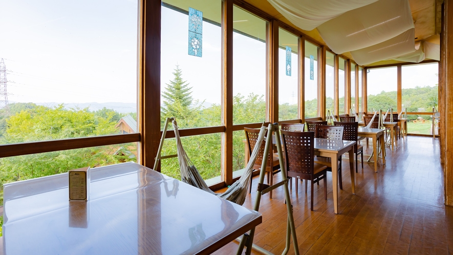 *【クラブハウス】外の景色が一望できる明るいカフェスペース。コーヒーやアイスを食べながらホッと一息。