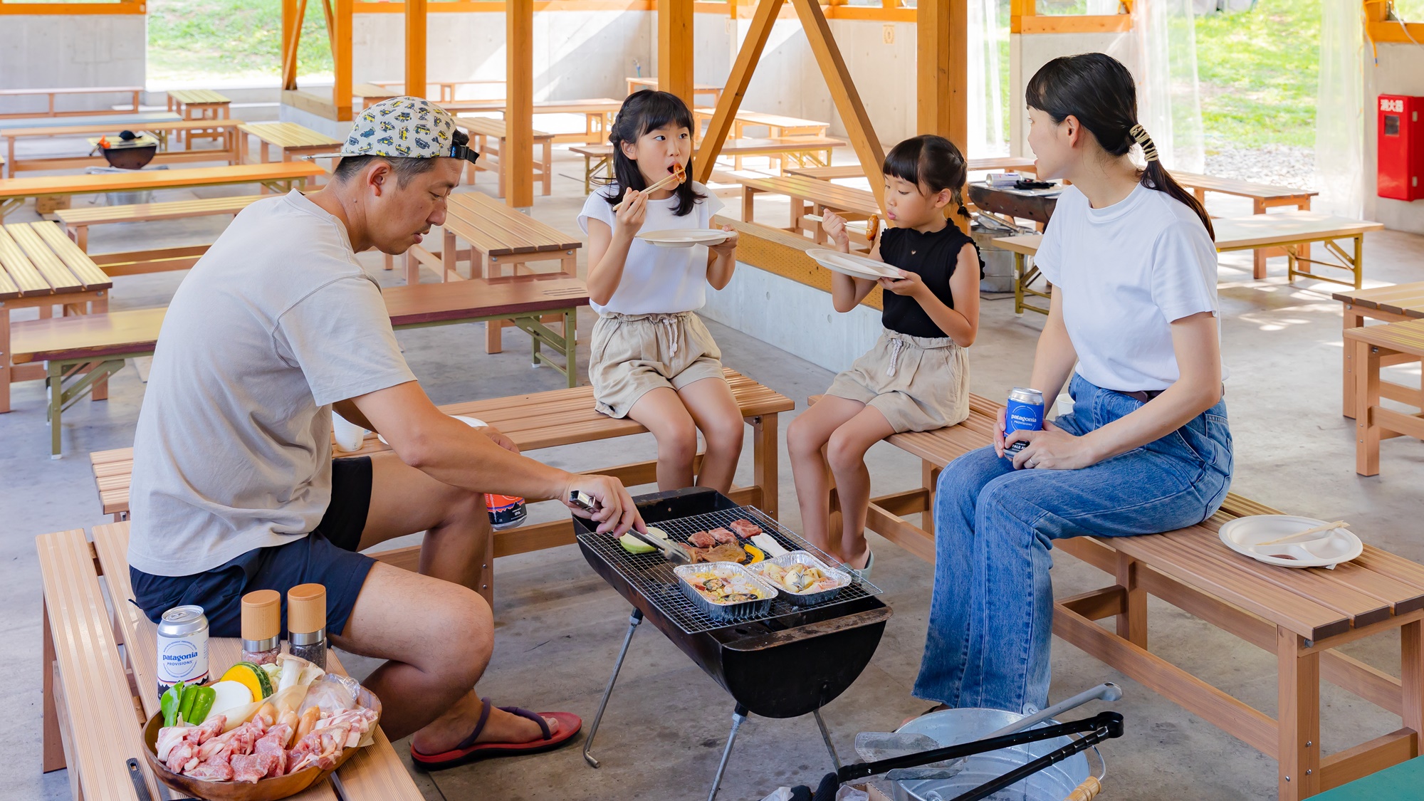 *【BBQテラス】開放的な空間が魅力の屋外BBQ会場。照明もあるので夜でも楽しく過ごせます！