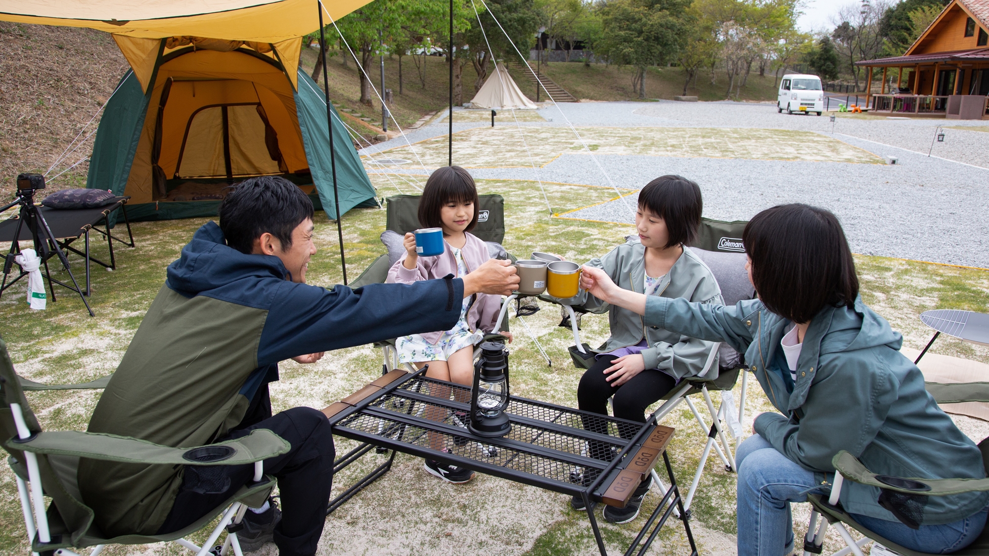 *【デカデカオートキャンプ】青空の下、開放的な空間でカンパイ♪普段よりも数倍美味しく感じられます！