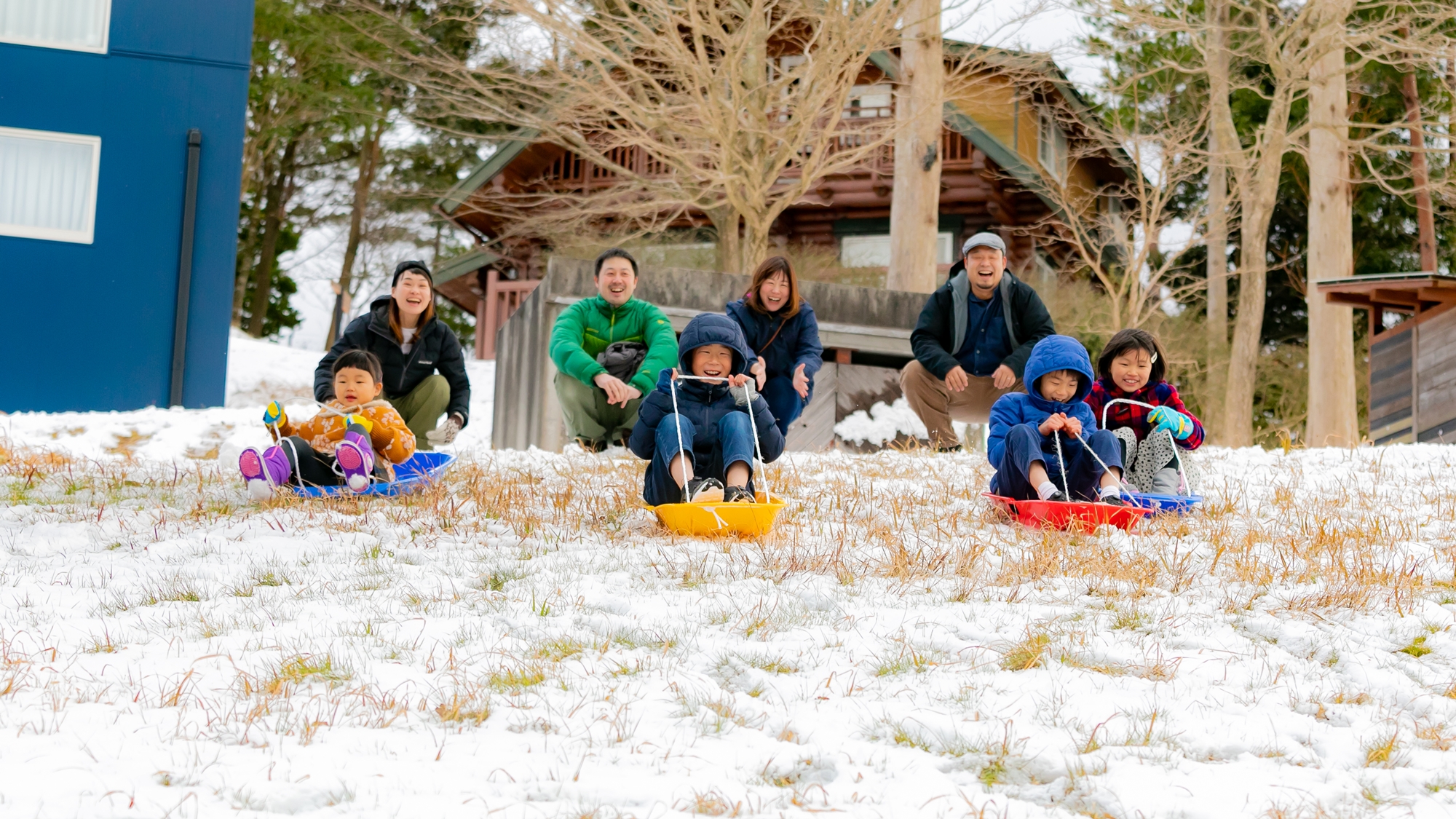 *【過ごし方】敷地内の斜面では雪ゾリも可能です！ソリは貸出ＯＫなので荷物もかさばりません。