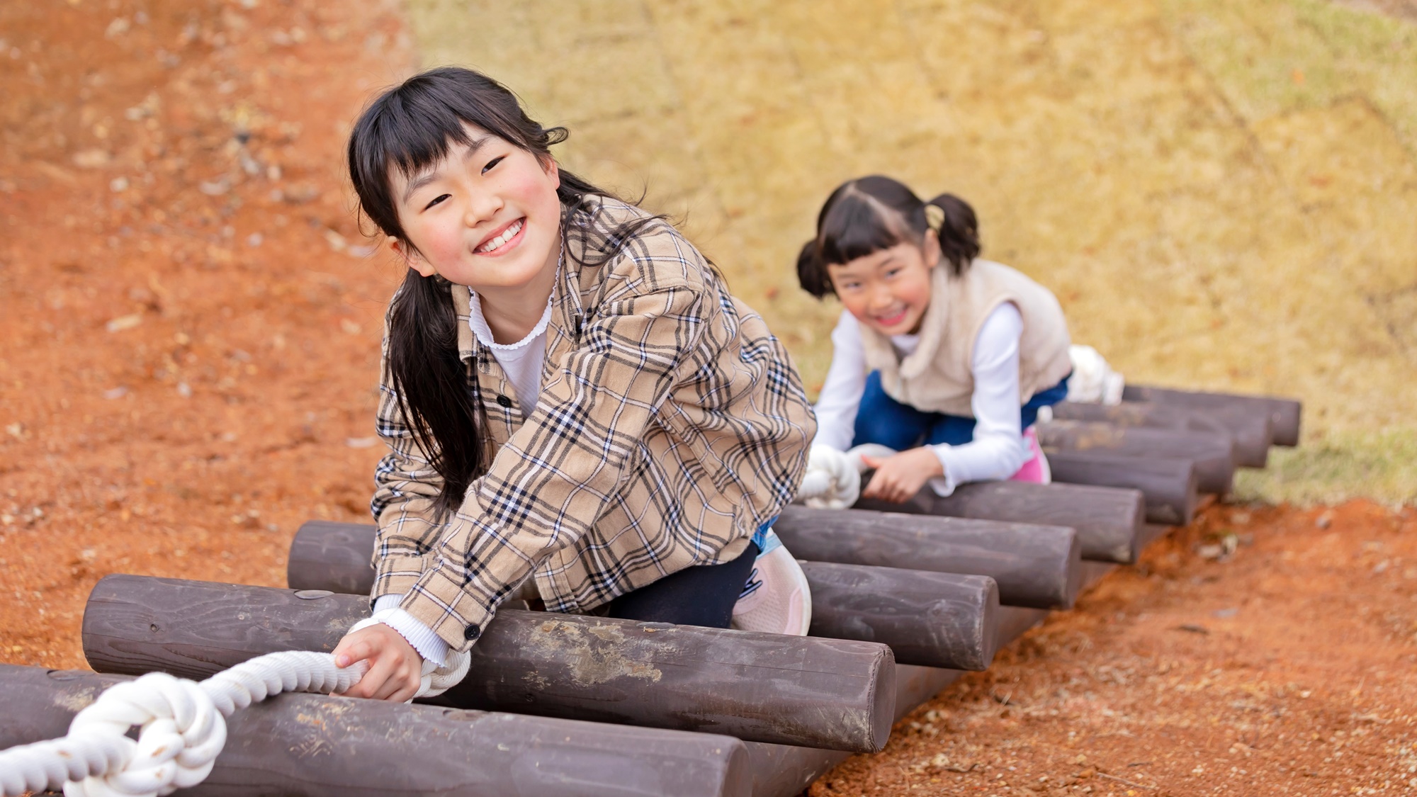 *【アスレチック】「峠の道」は握力が試される！？ロープと足場で坂道を乗り越えましょう！