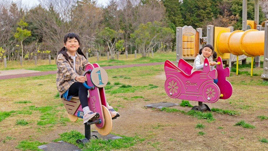 *【ちびっこ広場】前後にゆらゆらのスプリング遊具！お気に入りの乗り物を見つけよう♪