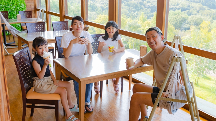 *【クラブハウス】カフェスペースでホッと休憩。こだわりのーヒーや地元で人気のソフトクリーム等勢ぞろい