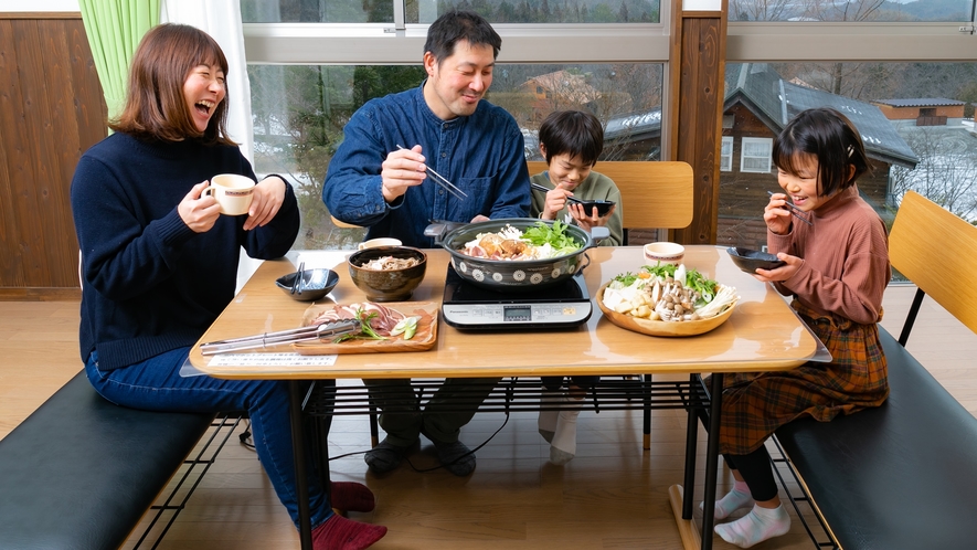 *【レイクビューコテージ】宍道湖が一望できる当客室で食べるお鍋は開放感◎！