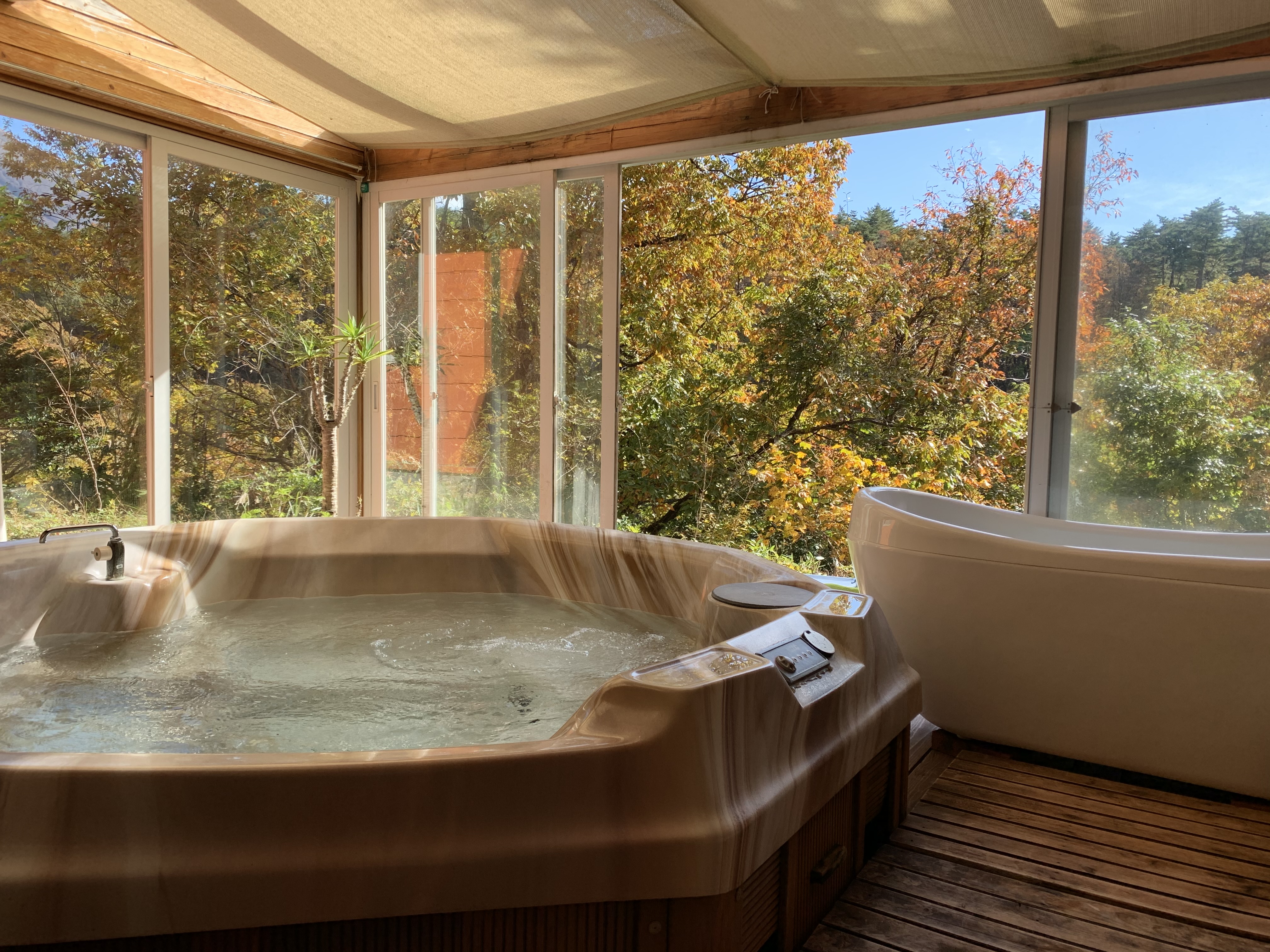 ジャグジーとサウナ用水風呂です！ 目の前には大自然と一体になれるパノラマが広がります