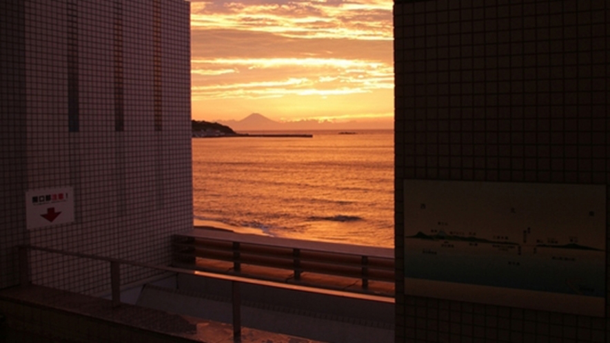 【温泉大浴場・露天風呂からの景色】富士山と夕景