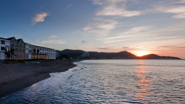 休暇村前の海岸風景と夕景