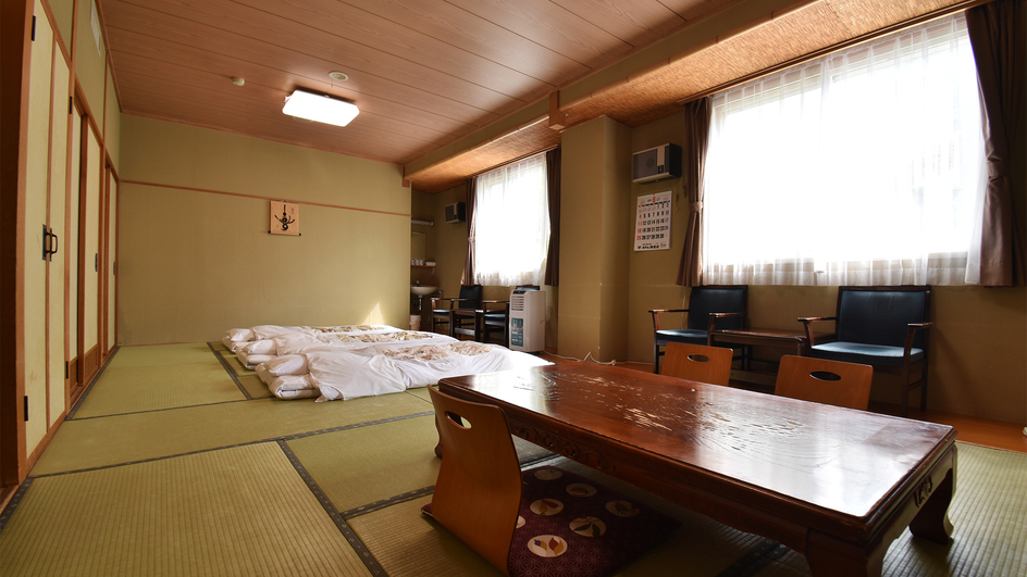 和室16畳│最大8名様まで宿泊可能な広々和室です