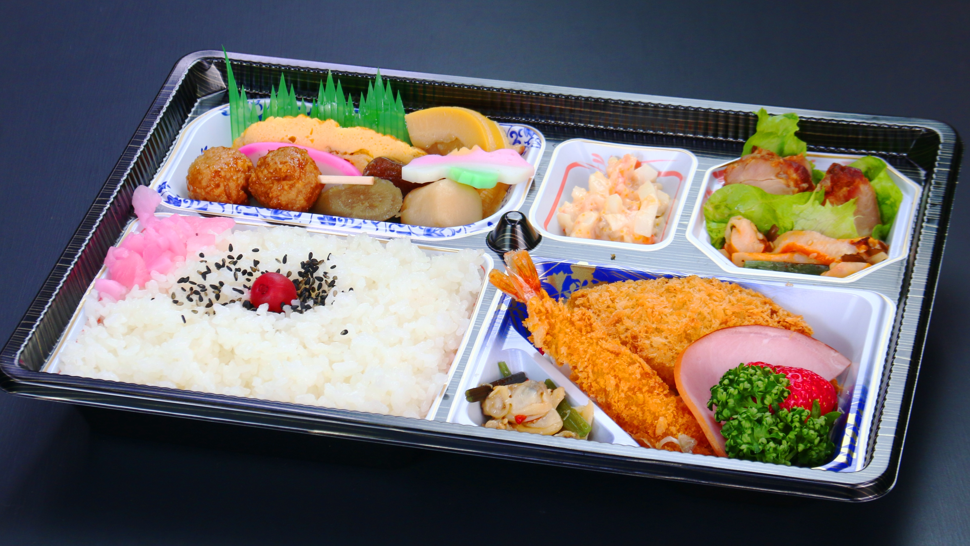 大きなエビフライが入ったちょっと豪華な仕出し弁当。1000円。