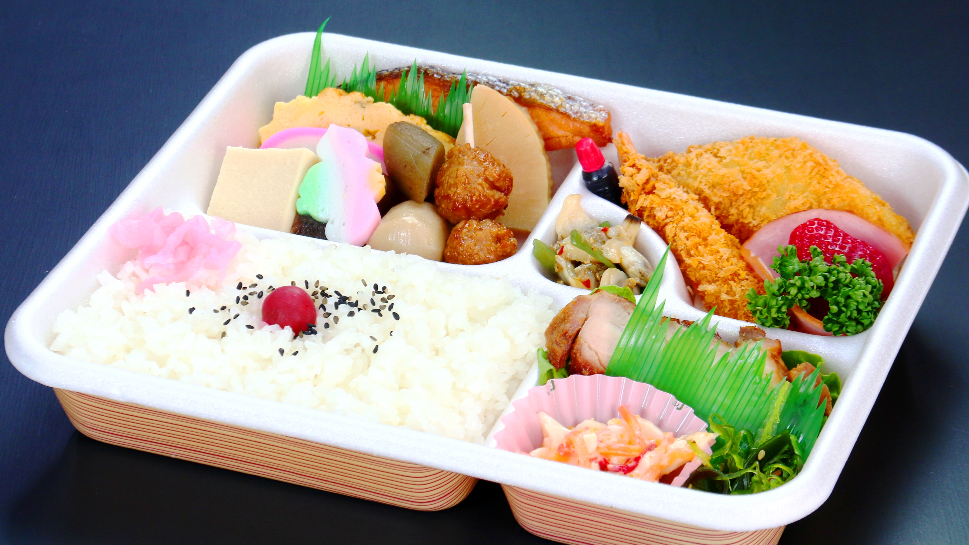 優しい味付けの煮物もオススメです。800円仕出し弁当。