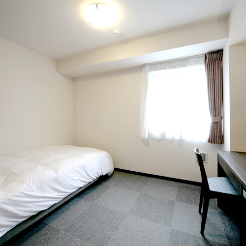 [Single A example] A large single room in the new building. The bed is a spacious semi-double size.