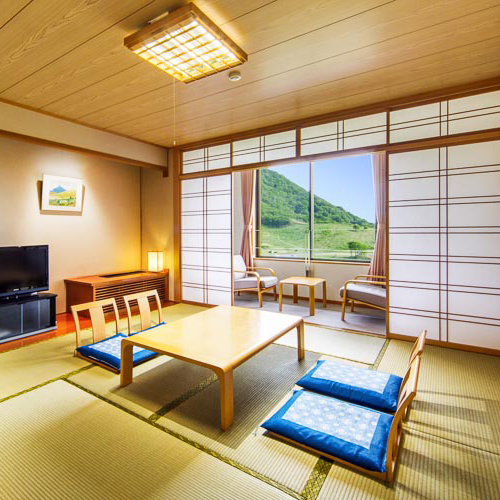 広大な広場を望みながらゆったりとした時間を感じることができます。