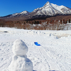 雪だるまの後ろに見えるのは「山陰のマッターホルン」烏ヶ山