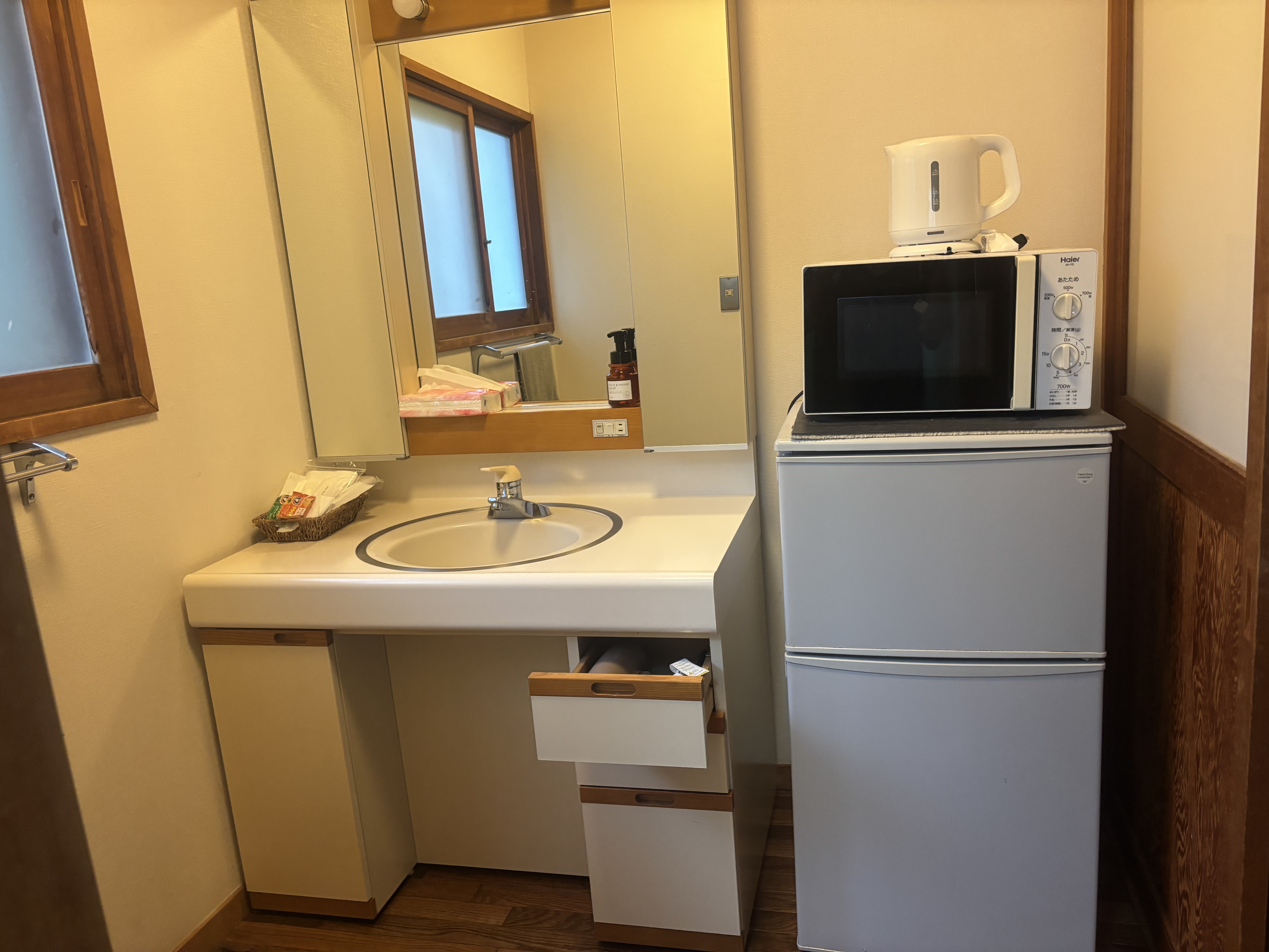 電気ケトル、電子レンジ、冷蔵庫完備