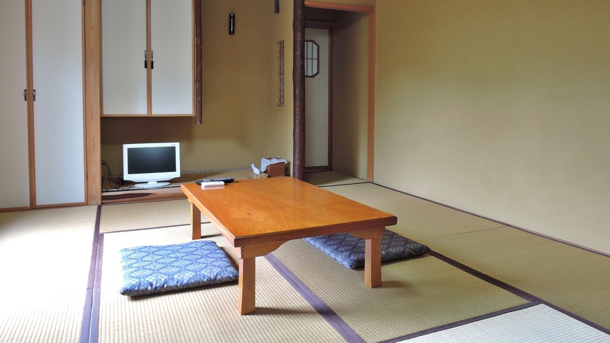 *和室8畳/宿泊のお部屋は全部で3室。イ草の香りが心地よい和室です。