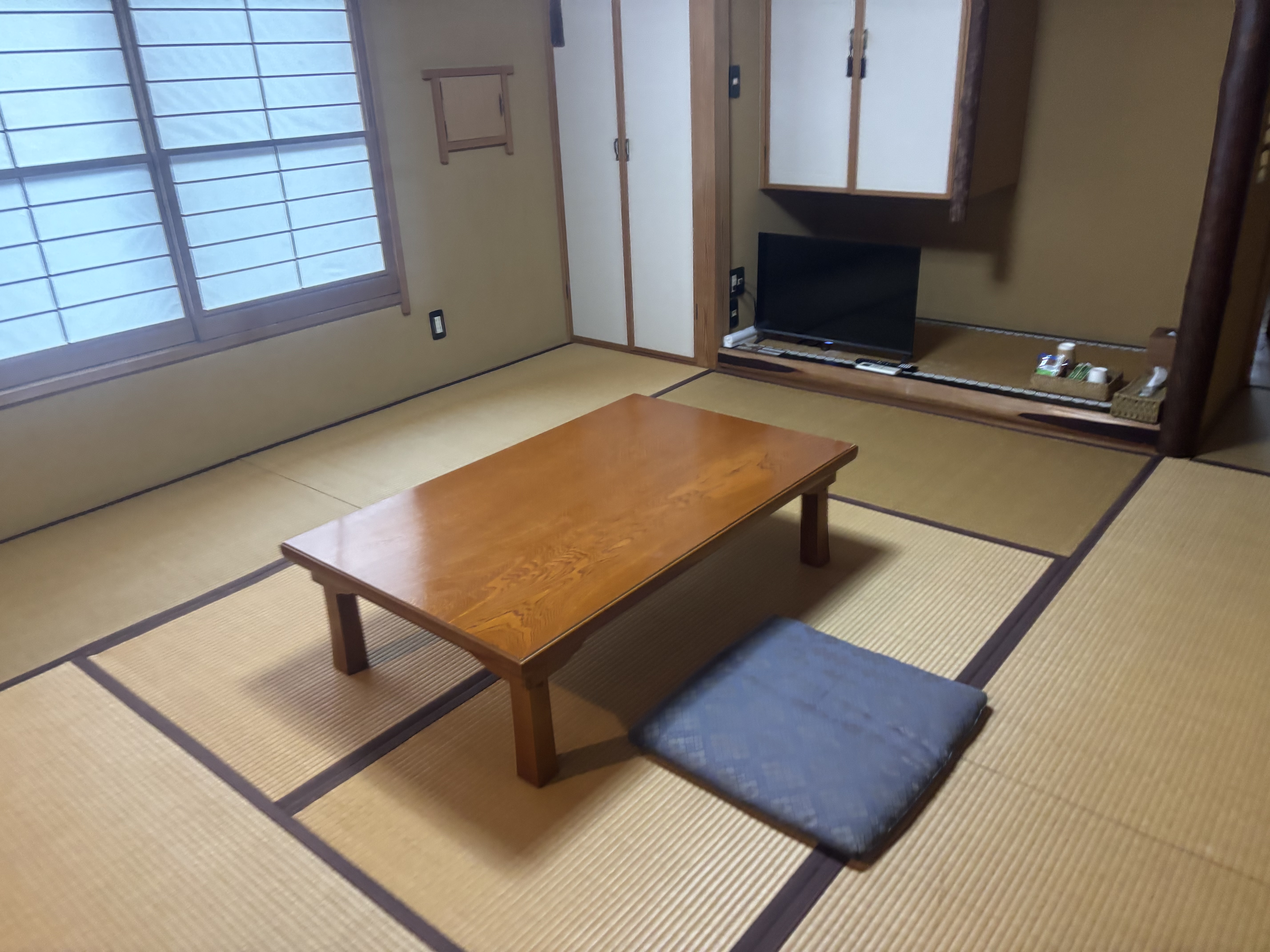 落ち着く八畳のお部屋です。スマートTV完備です。夜はのんびり映画鑑賞でもどうぞ。