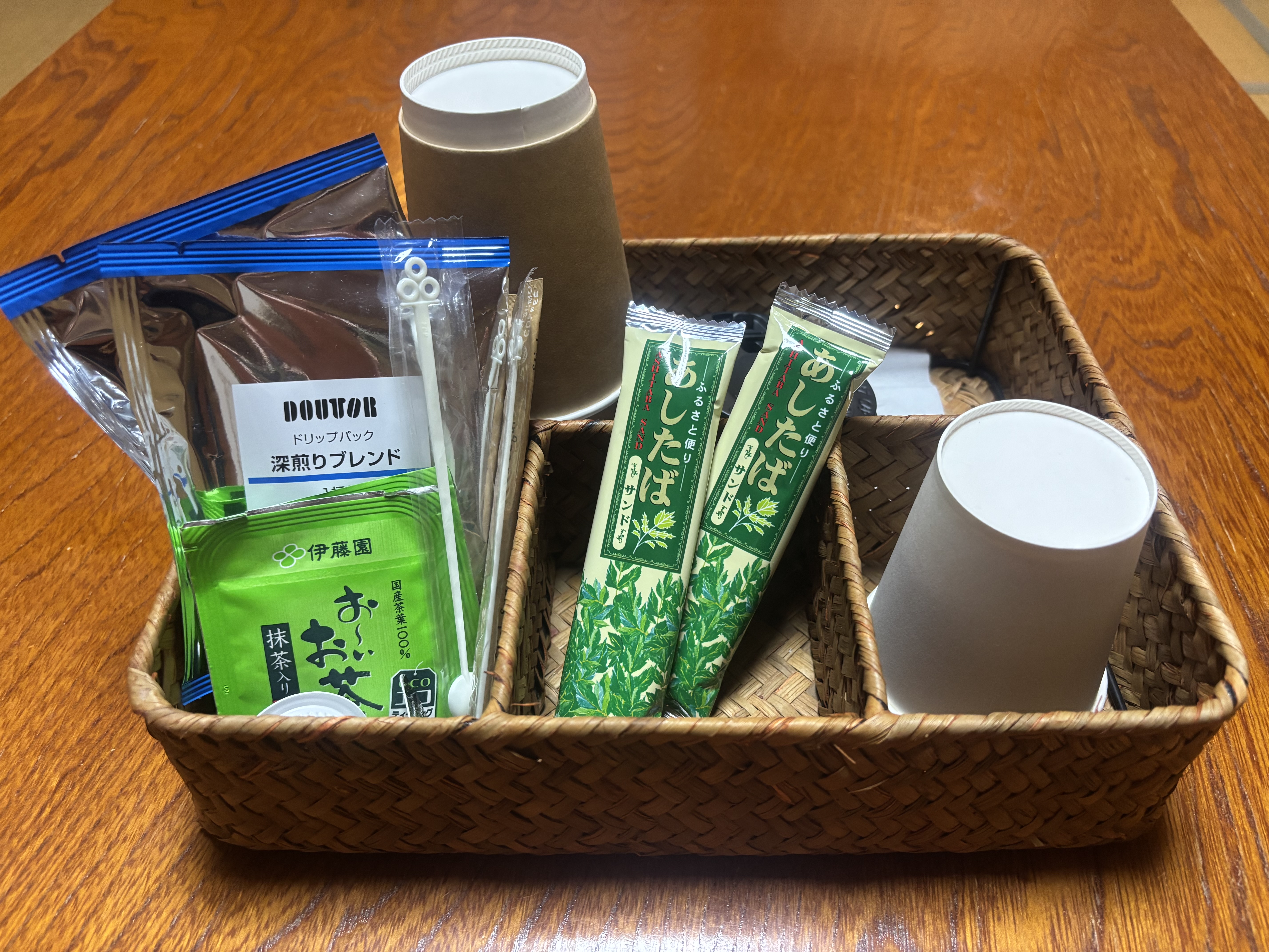 コーヒーとお茶のサービスです。大島のお菓子もご一緒に。