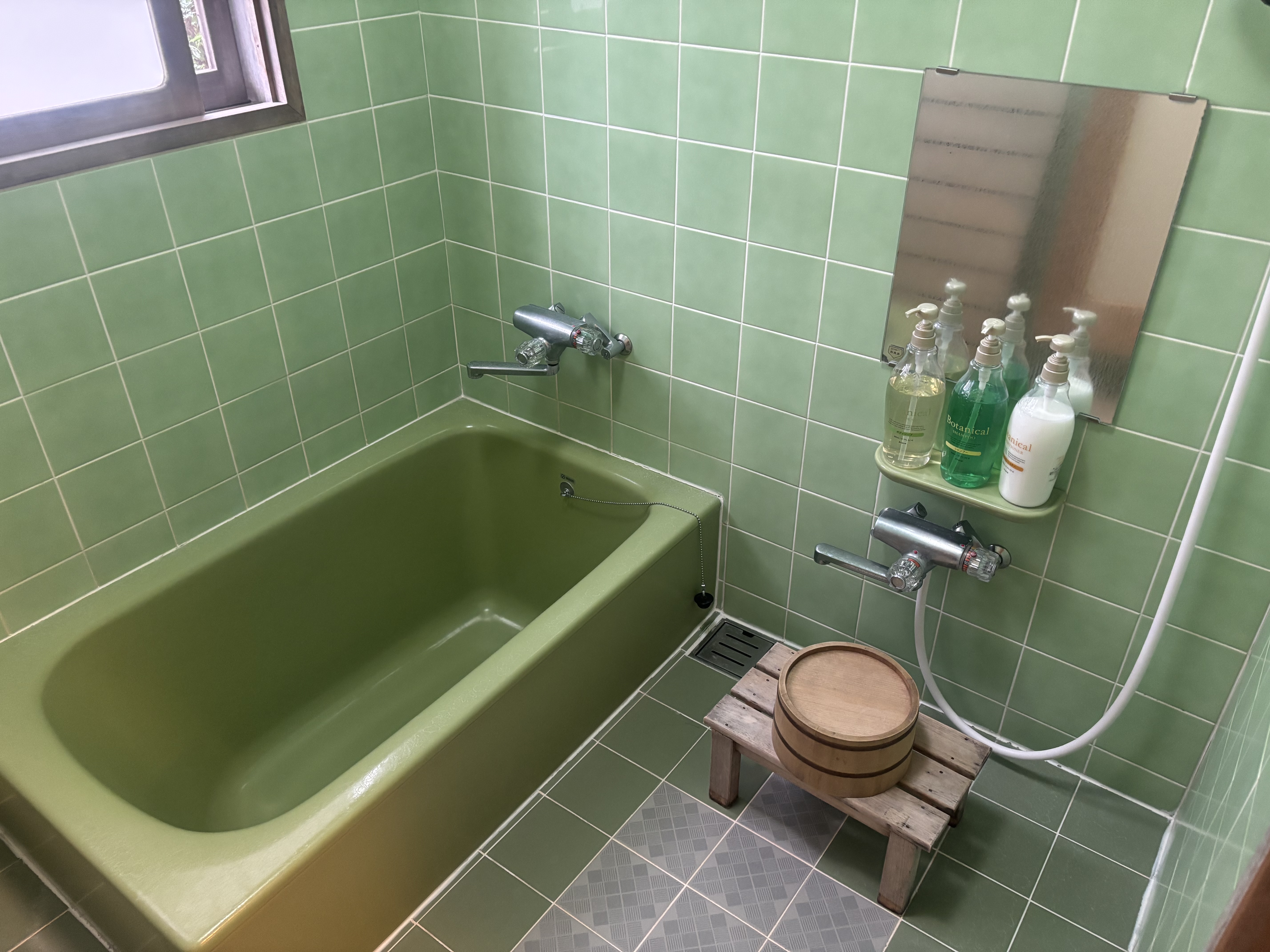 昔ながらのお風呂です。深いのでゆったり浸かれて旅の疲れも癒されますよ。サービスの入浴剤もございます。