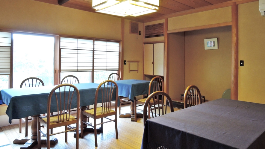*お食事処／純和風の和室にテーブル席をご用意しております。