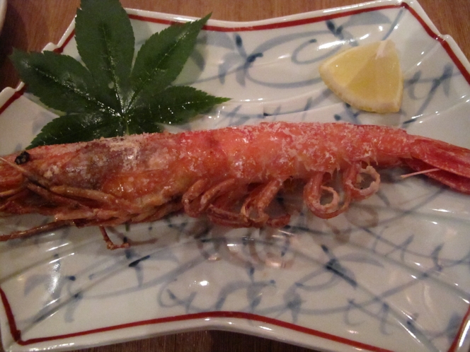 大海老の塩焼きにレモンを添えて