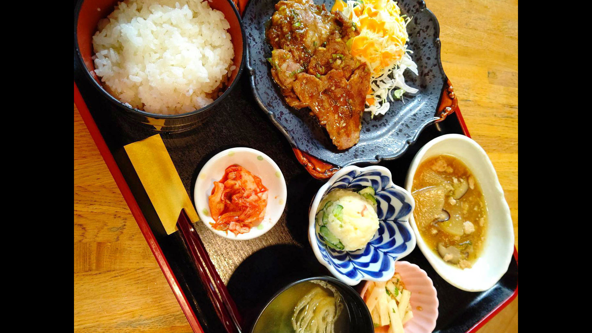 【夕食一例：おまかせ定食】豚のネギだれ炒めと大根とひき肉のとろとろ煮　など