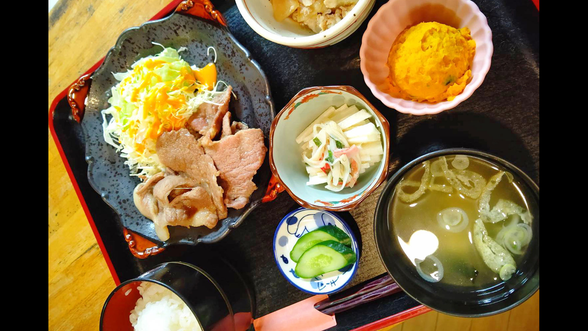 【夕食一例】旅のひとときを彩る、バランスの取れた和やかな献立です