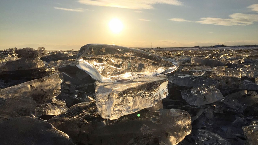 【ジュエリーアイス】朝日や夕日の光を浴びて、氷が輝きだす姿はまさに氷の宝石！