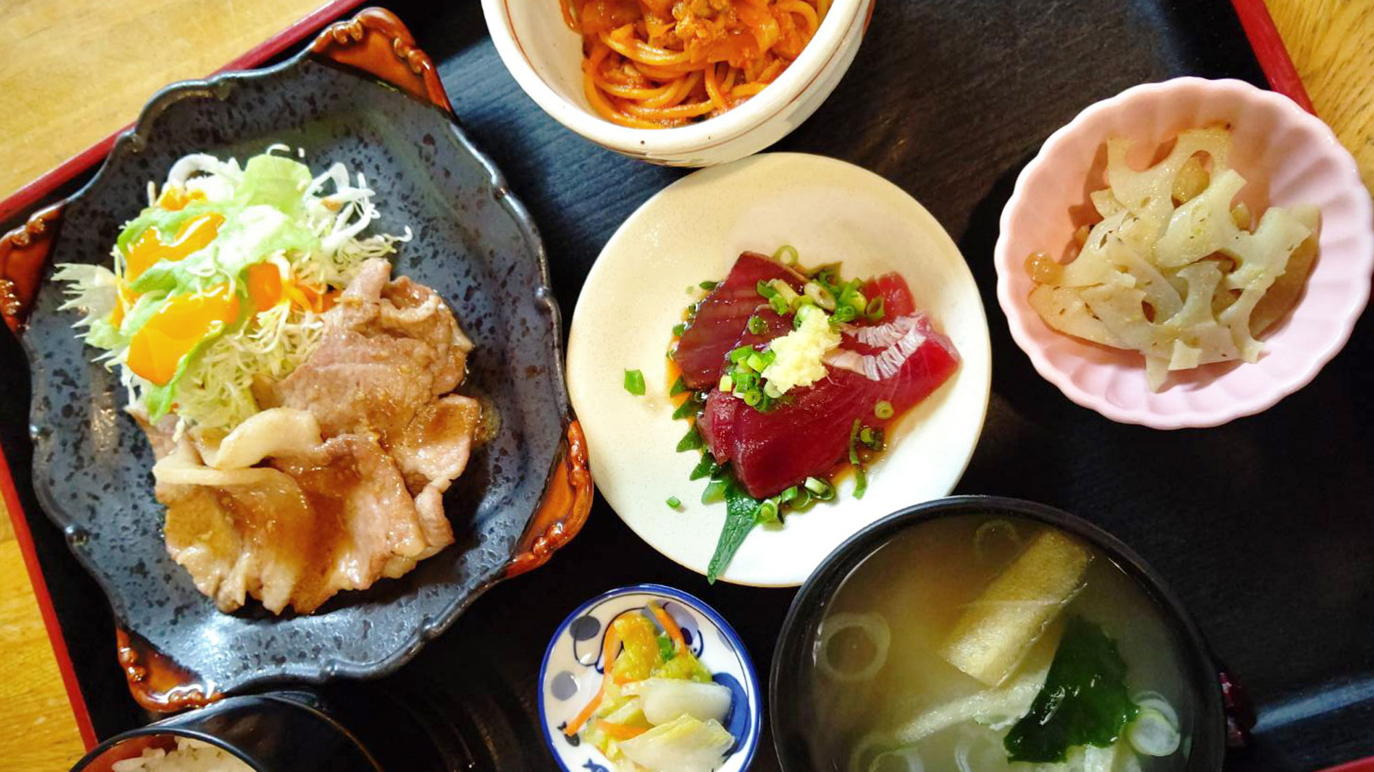 【夕食一例：おまかせ定食】手作り感がうれしい、家庭的な食事でほっと一息。