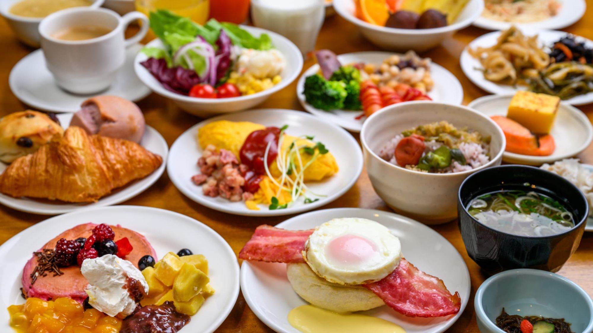 テーブルを彩る豊富なメニュー。和洋バラエティ豊かな朝食。