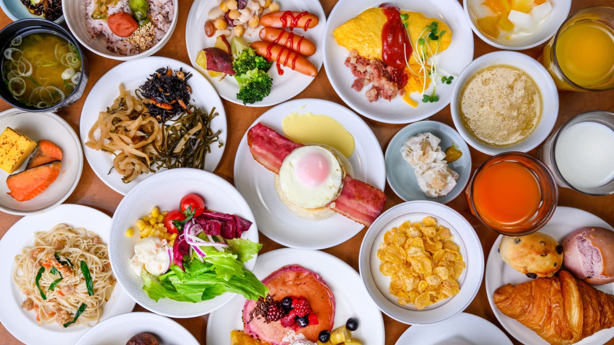 目覚めが楽しみになる、色鮮やかな朝食プレート。