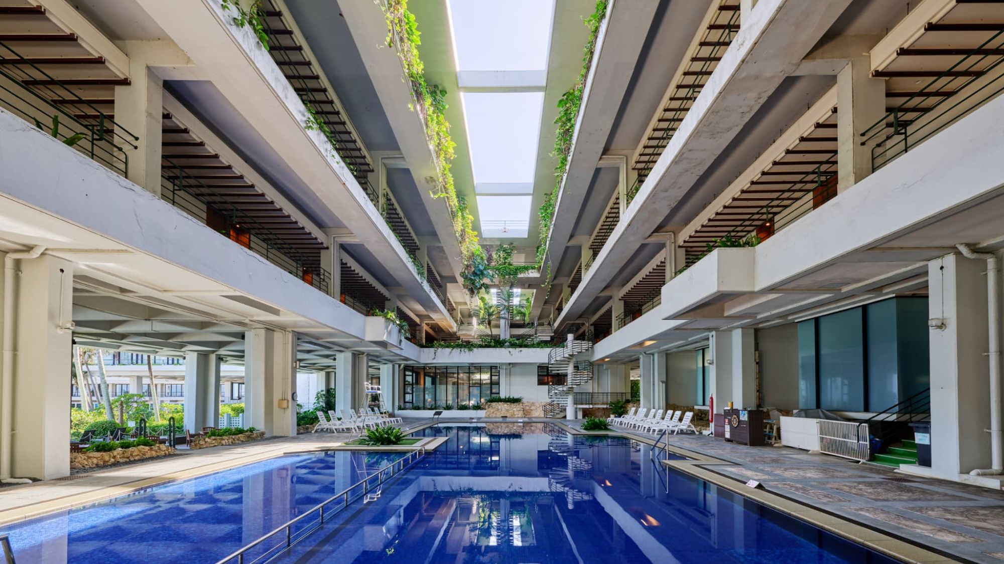 アトリウムプール （半屋外）