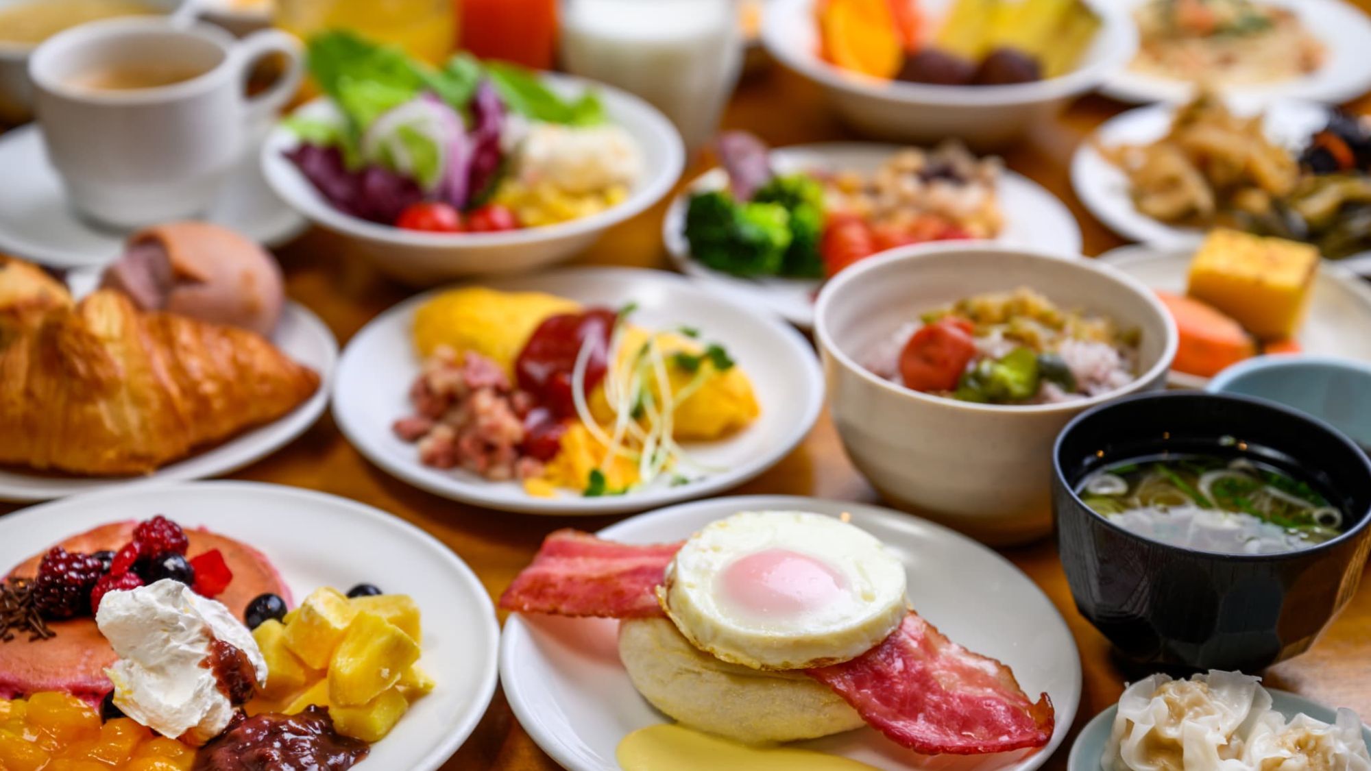 温かなお料理が並ぶ朝。旅の活力をチャージする豊かなひととき。