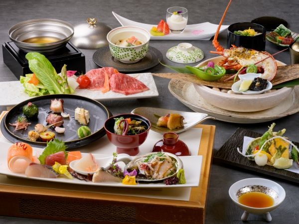 【夕食は後半席（20時前後確約）で最大2，200円OFF】伊勢海老・鮑付　味覚プランをお得に堪能