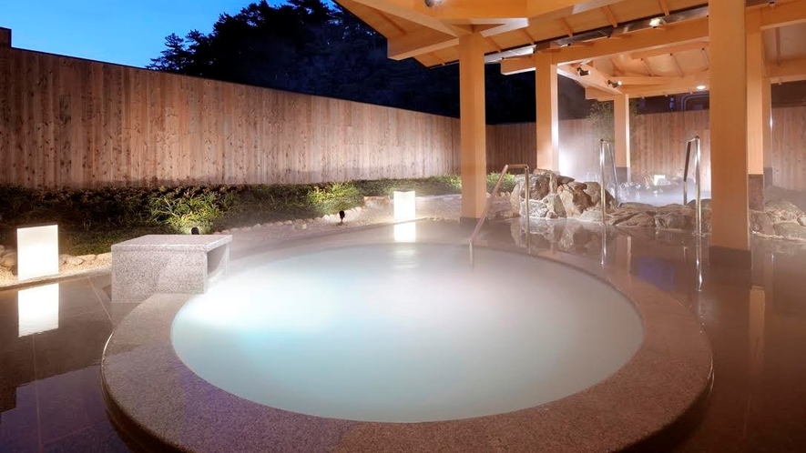 【パールオーロラ風呂】ミキモト コスメティックスが、潮路亭のために開発した日本初のパールオーロラ風呂