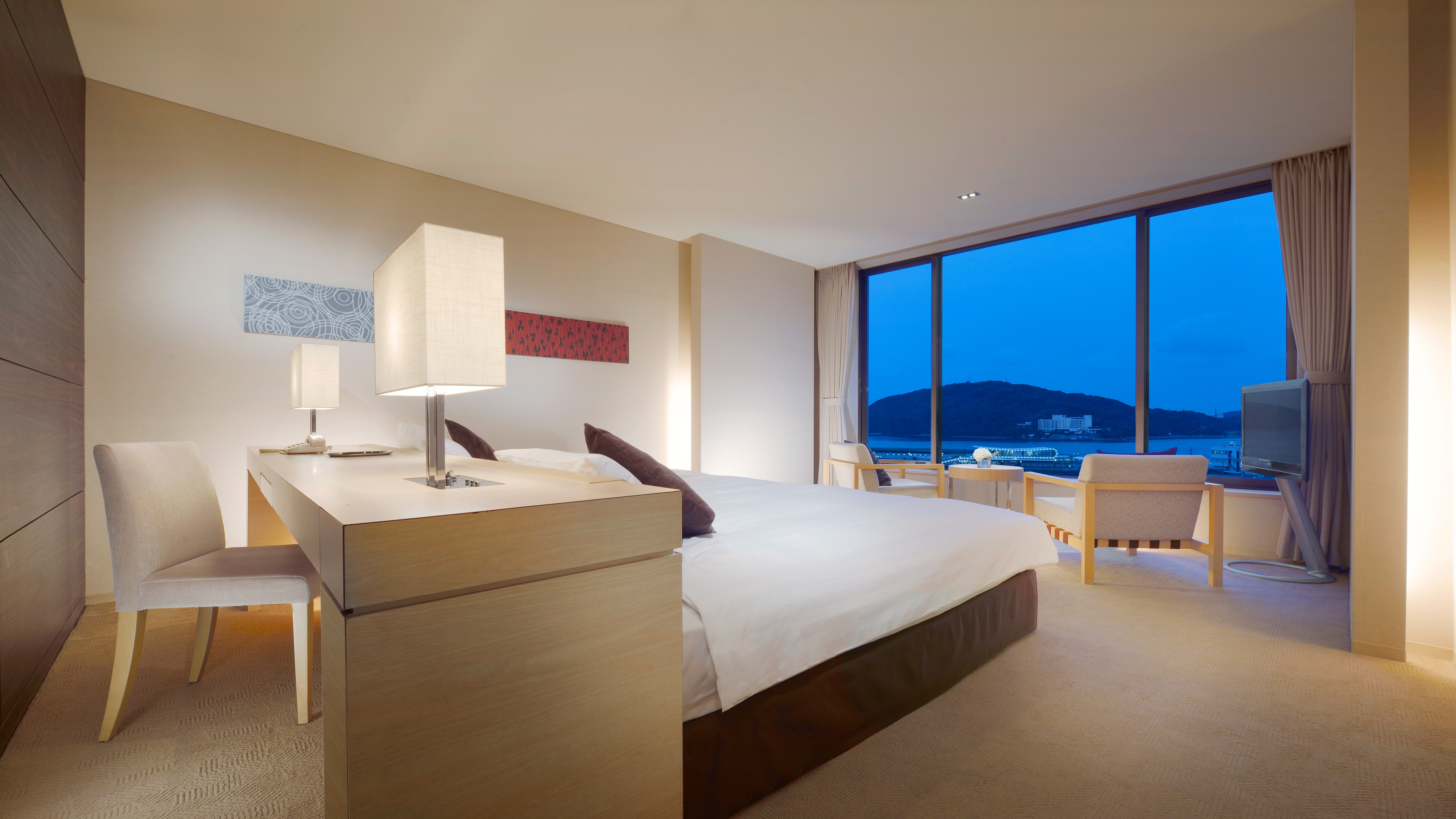 【ハーバービューツイン】ベッドから海を楽しむことができるリゾートスタイルのお部屋。
