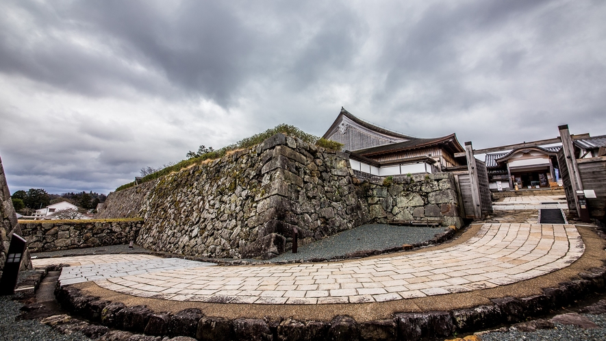 篠山城跡　カーブを描く石畳の道