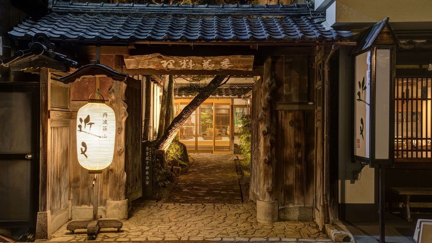 *【外観】篠山城跡そばの老舗料理旅館です。