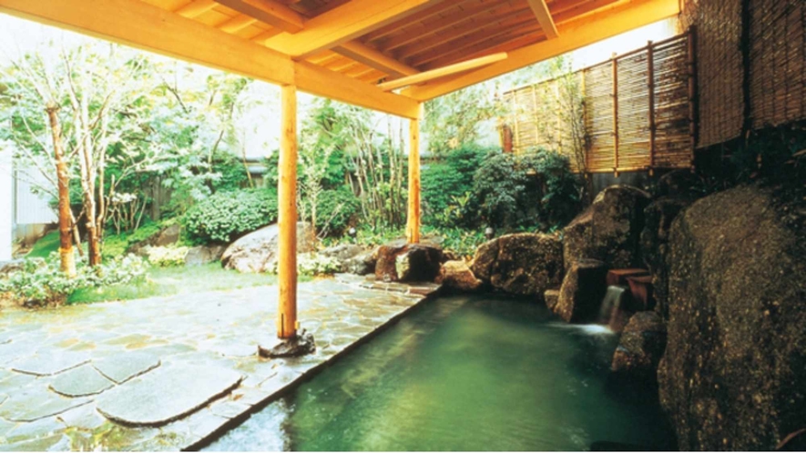 【別館　ホテルプラザ迎賓 露天風呂】緑に囲まれながら、露天風呂をお楽しみ頂けます。
