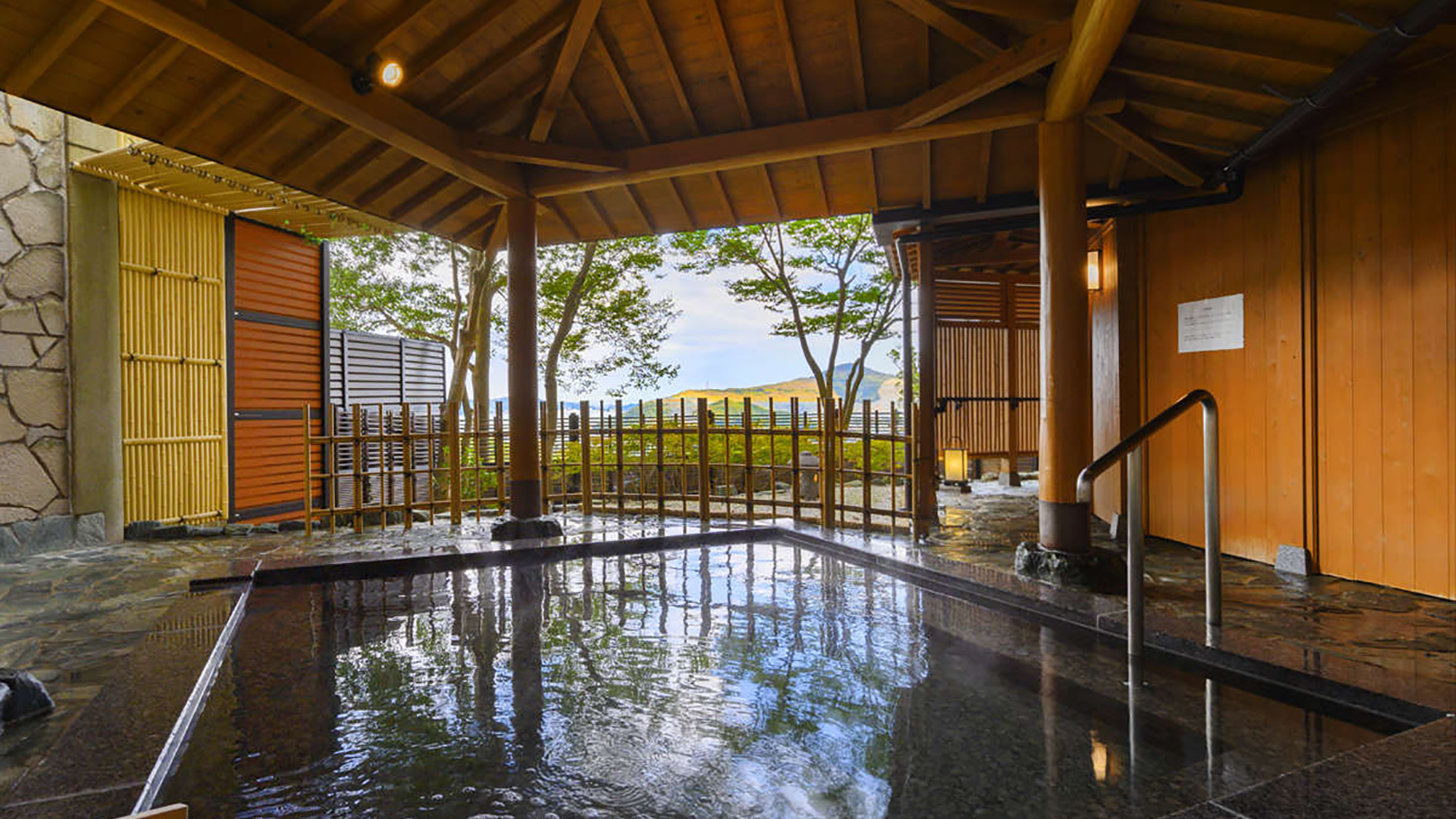 【大浴場露天風呂】鳥羽湾の景色を眺めながら、のんびりとお入りくださいませ。
