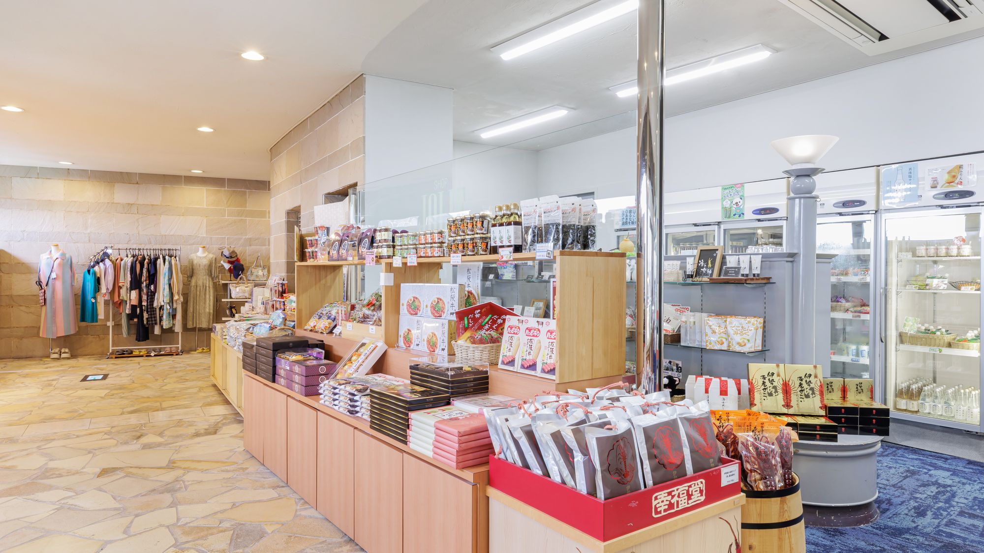 【売店】伊勢志摩の旅行のお土産に、特産の本真珠のネックレス、ご当地ものの限定菓子や地元銘菓などもあり
