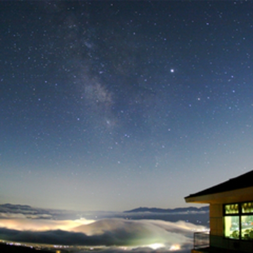 夜景の上に雲海がかかった写真「こんな景色は生まれて初めて」とご感想頂きました。