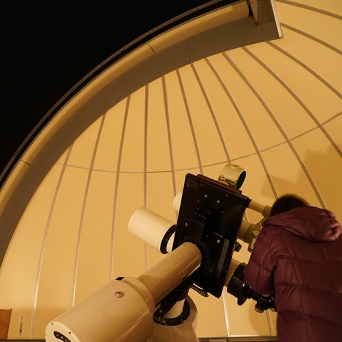 星空案内人と天体望遠鏡を覗こう！当館敷地内に望遠鏡があり期間限定であけています